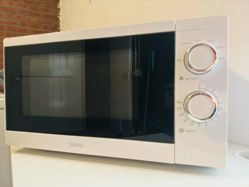 Blokker- Witte magnetron, Witgoed en Apparatuur, Magnetrons, Zo goed als nieuw, Vrijstaand, Magnetron, Minder dan 45 cm, Draaiplateau
