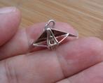 zilveren hanger delta vlieger [342], Overige voorstellingen, Verzenden, Zo goed als nieuw, Zilver