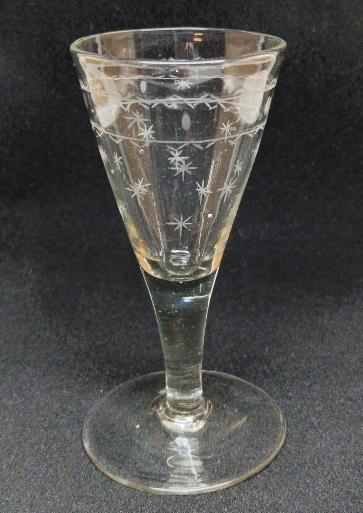 Antiek trompetvormig gegraveerd wijnglas, 18e eeuw., Antiek en Kunst, Antiek | Glas en Kristal, Ophalen of Verzenden