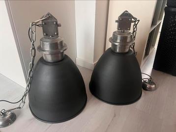 Set van 2 industriële hanglampen beschikbaar voor biedingen