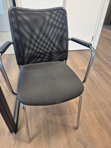 4 goed zittende stoelen stapelbaar in goede staat zwart stof beschikbaar voor biedingen