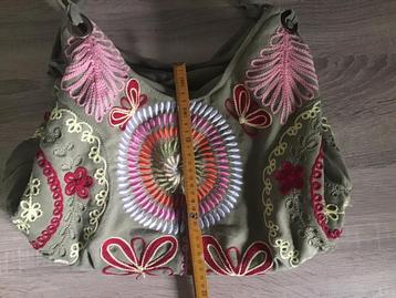 Vintage handtas kleurrijk met borduursel groen roze rood gee beschikbaar voor biedingen