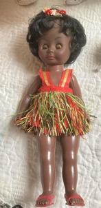 Vintage donkere pop met Hawaii rokje, 30 cm, Kinderen en Baby's, Speelgoed | Poppen, Ophalen of Verzenden, Gebruikt, Overige typen