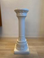 Stijlvolle Witte Keramische Zuil / Sokkel (58 cm hoog), Huis en Inrichting, Woonaccessoires | Zuilen en Pilaren, Ophalen, Zo goed als nieuw