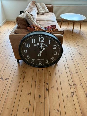 Grote wandklok 71cm industrieel staal beschikbaar voor biedingen