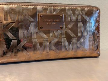 Michael Kors Signature Metallic Zip Around Clutch Wallet beschikbaar voor biedingen