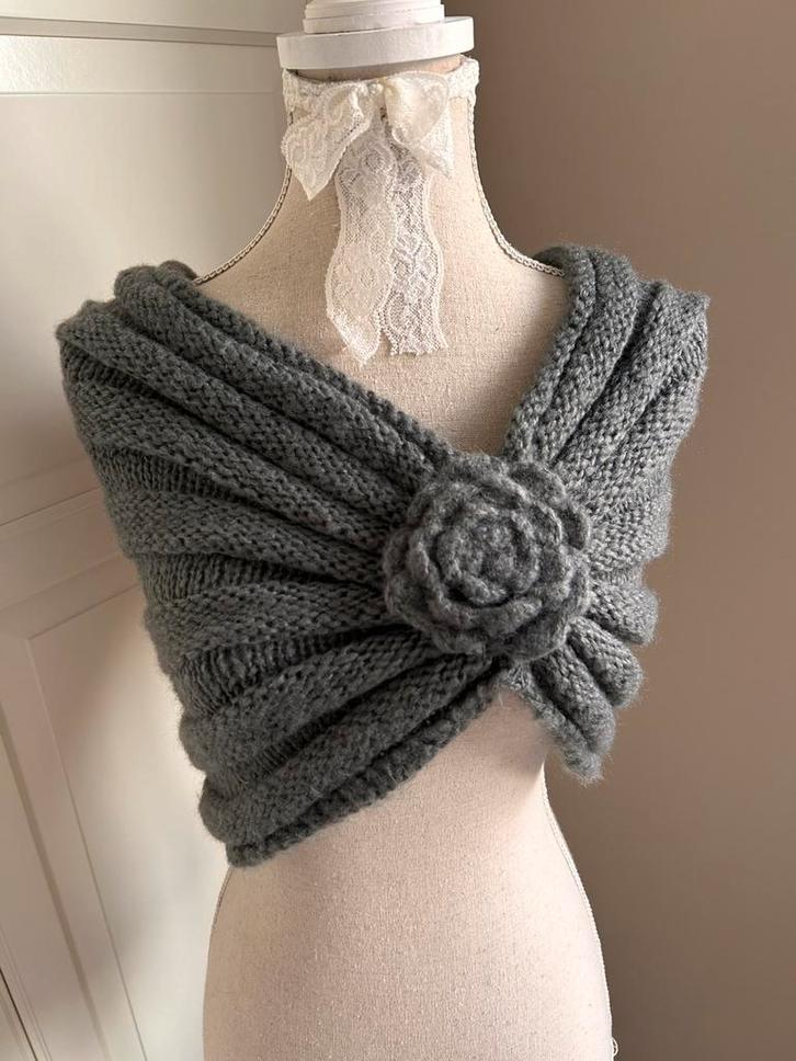 Grijze sjaal/omslagdoek van Pieces. Nieuw!, Kleding | Dames, Mutsen, Sjaals en Handschoenen, Nieuw, Verzenden