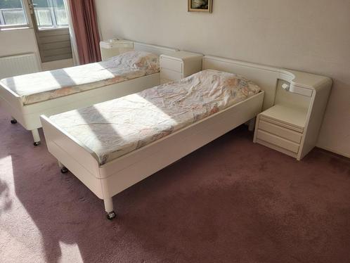 Twee bedden inclusief elektrische bodems etc., Huis en Inrichting, Slaapkamer | Bedden, Gebruikt, Eenpersoons, 90 cm, 200 cm, Hout
