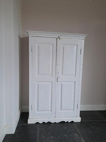 Landelijke kast met 3 planken. 1.45cm hoog. beschikbaar voor biedingen