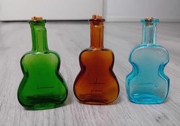 vintage 3 miniatuur gitaarvormige flessen beschikbaar voor biedingen