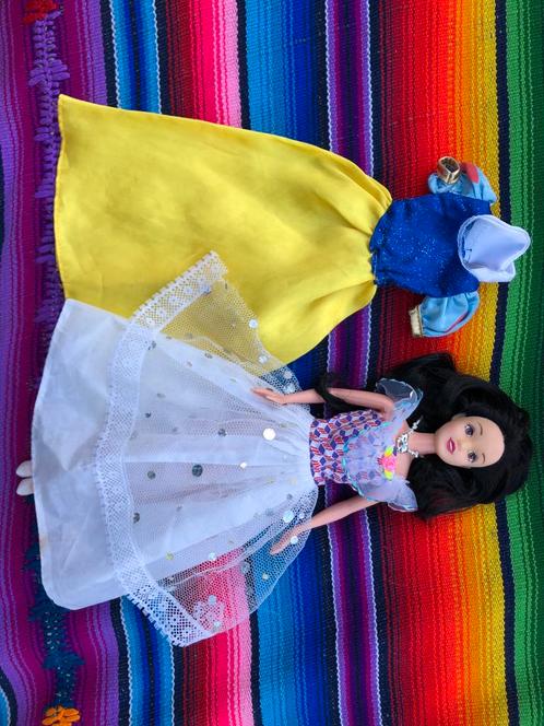 Barbie pop met 2 outfits, Kinderen en Baby's, Speelgoed | Poppen, Gebruikt, Barbie, Ophalen of Verzenden