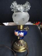 Lamp, aardewerk gebloemd en geslepen kap, olielampvorm met m, Huis en Inrichting, Ophalen of Verzenden, Zo goed als nieuw, Glas