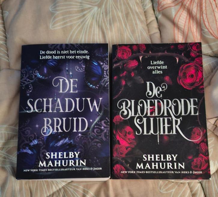 de bloedrode sluier&schaduw bruid van shelby mahurin, Boeken, Fantasy, Zo goed als nieuw, Ophalen of Verzenden