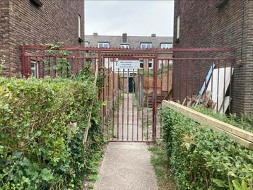 Rood hekwerk met poort beschikbaar voor biedingen