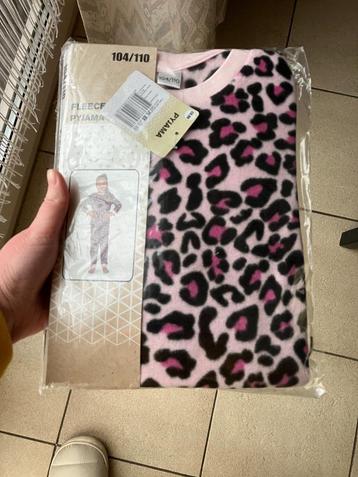 Nieuwe roze fleece pyjama - Maat 104 / 110 beschikbaar voor biedingen