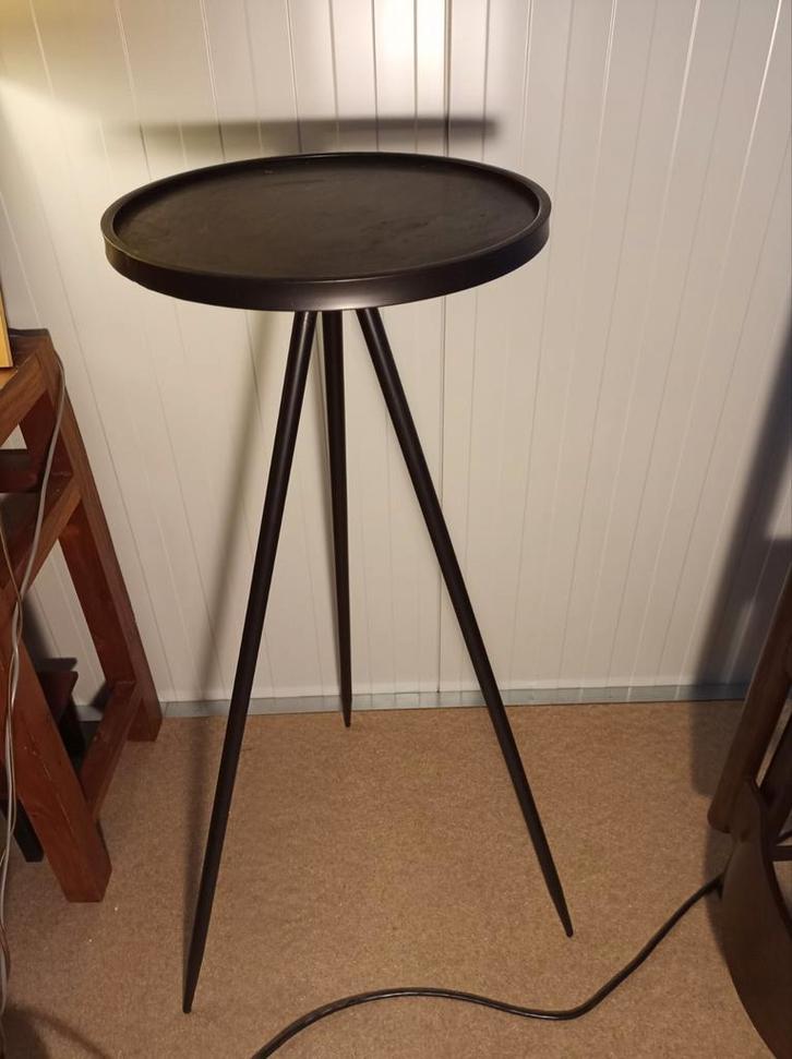 Stijlvolle zwarte bijzettafel met ijzeren poten, Huis en Inrichting, Tafels | Statafels, Gebruikt, Ophalen of Verzenden