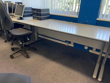 Kantoorinboedel, bureaus, stoelen, archiefkasten, enz enz beschikbaar voor biedingen