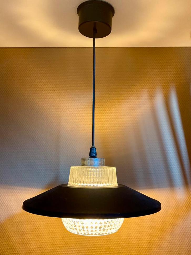 Hanglamp Vintage UFO mat zwart met glazen kap, Huis en Inrichting, Lampen | Hanglampen, Gebruikt, Minder dan 50 cm, Glas, Ophalen of Verzenden