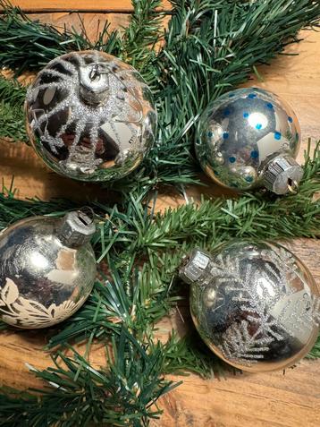 4 zilveren kerstballen. beschikbaar voor biedingen