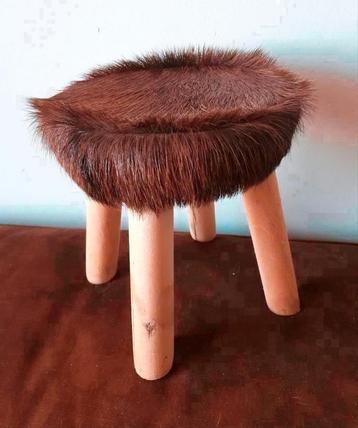 Klein krukje hout bruin vacht geit - kruk bont geitenvel beschikbaar voor biedingen