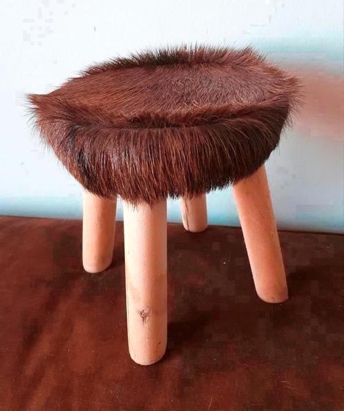 Klein krukje hout bruin vacht geit - kruk bont geitenvel, Huis en Inrichting, Krukjes, Zo goed als nieuw, Hout, Ophalen of Verzenden