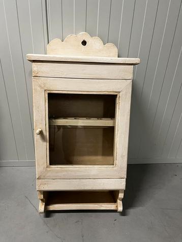 Brocante kastje beschikbaar voor biedingen