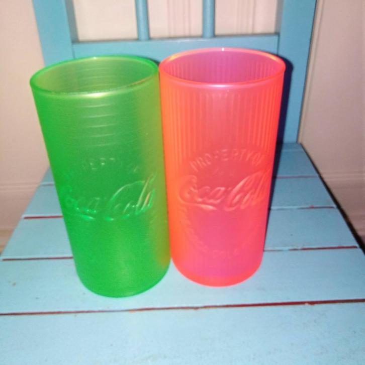 Coca Cola glazen neon 2 stuks, Huis en Inrichting, Keuken | Servies, Gebruikt, Glas of Glazen, Overige stijlen, Glas, Ophalen