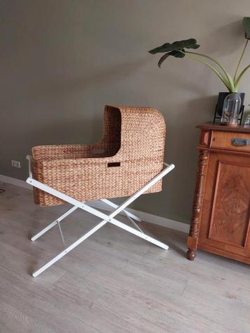 Rieten/Rotan wieg met standaard beschikbaar voor biedingen