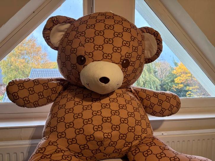 XXL knuffelbeer – een echte Gucci look eyecatcher!, Verzamelen, Beren en Cherished Teddies, Zo goed als nieuw, Stoffen beer, Overige merken
