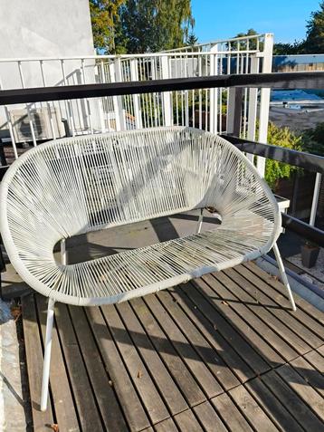 Witte wired tweepersoons tuinbank beschikbaar voor biedingen