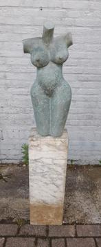 Vrouwen torso van steen op marmeren sokkel. 135cm, Ophalen, Steen