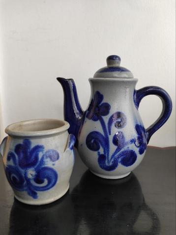 Keuls aardewerk; set koffiepot en potje beschikbaar voor biedingen