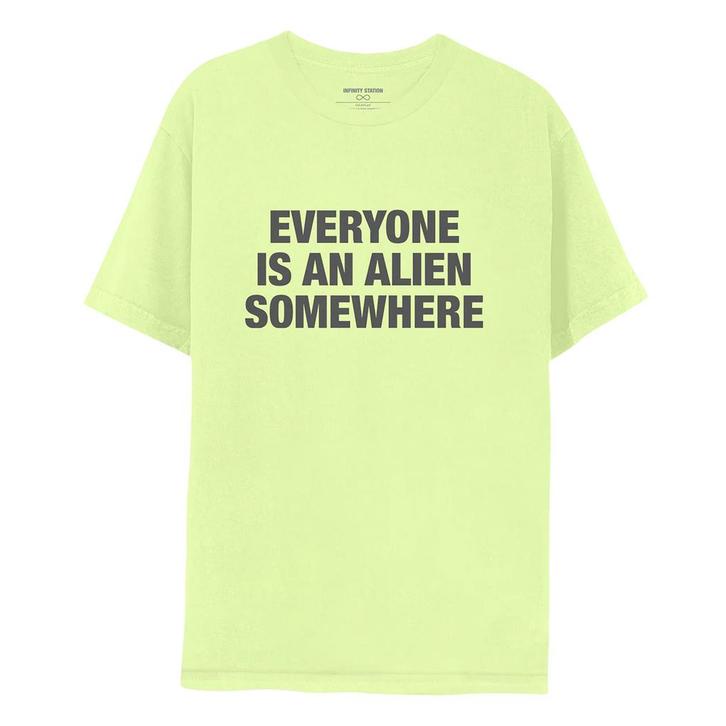 GEZOCHT: Coldplays “ everyone is an alien somewhere “ shirt, Kleding | Heren, T-shirts, Zo goed als nieuw, Groen, Verzenden
