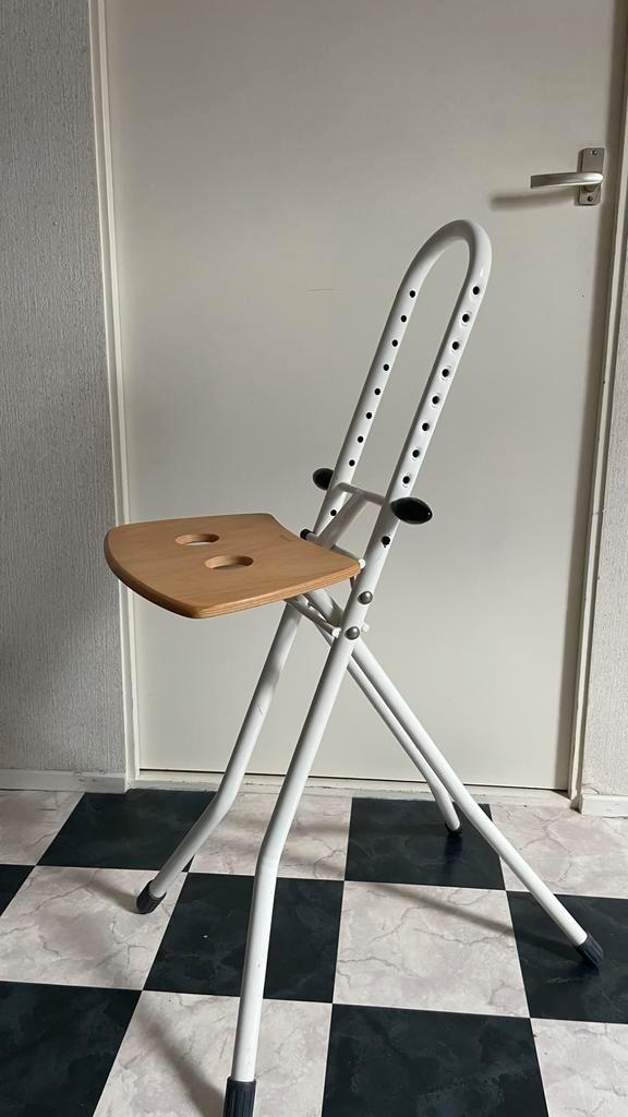 Brabantia (strijk) stoel, inklapbare sta hulp, Huis en Inrichting, Krukjes, Zo goed als nieuw, IJzer, In hoogte verstelbaar, Ophalen
