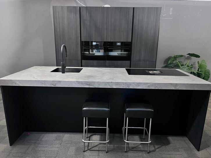 Luxe nieuwe keuken met kastenwand en vrijstaand eiland., Huis en Inrichting, Keuken | Complete keukens, Nieuw, Overige typen, Zwart