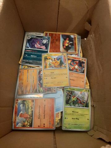 Doos vol met pokémon Kaarten  beschikbaar voor biedingen