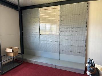 Slatwall 303cm breed 248cm hoog 53 diep beschikbaar voor biedingen