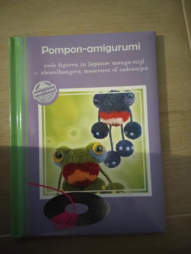 Pompon-amigurumi boek, Hobby en Vrije tijd, Breien en Haken, Zo goed als nieuw, Ophalen of Verzenden