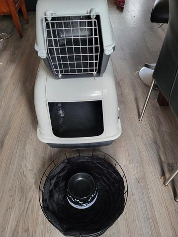 Kattenhuisje, kattenbak, mandje, krabplank en voerbakjes beschikbaar voor biedingen