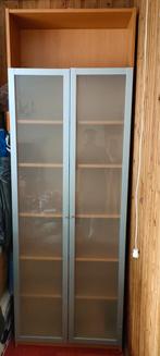 Hoge vitrine boeken kast boekenkast halftransparant deuren, Huis en Inrichting, Kasten | Vitrinekasten, Ophalen, Zo goed als nieuw