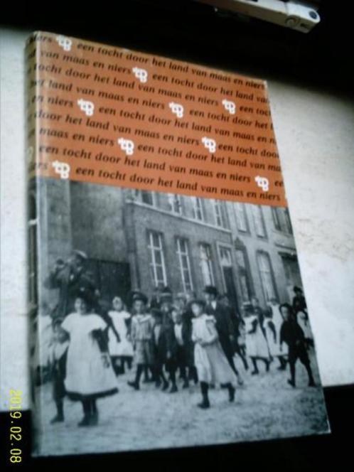 Een tocht door het land van Maas en Niers., Boeken, Geschiedenis | Stad en Regio, Gelezen, 20e eeuw of later, Ophalen of Verzenden