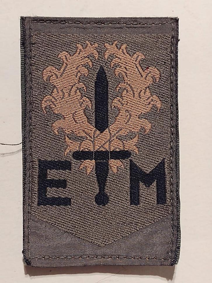 militair stoffen embleem E M, Verzamelen, Militaria | Algemeen, Landmacht, Embleem of Badge, Nederland, Ophalen