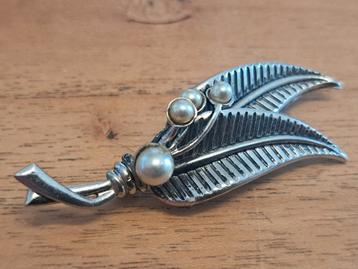 Zilveren broche met blaadjes met 4 pareltjes beschikbaar voor biedingen