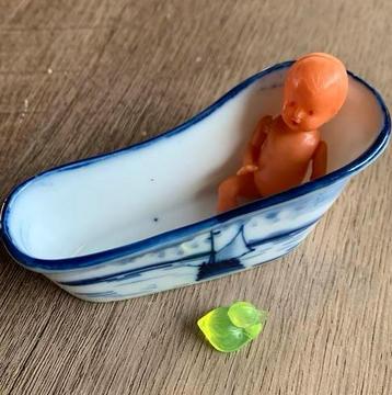 Oud kinderbadje voor poppenhuis  beschikbaar voor biedingen