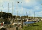 Medemblik, Jachthaven - 1976 gelopen, Verzamelen, Ansichtkaarten | Nederland, Ophalen of Verzenden, 1960 tot 1980, Gelopen, Overijssel