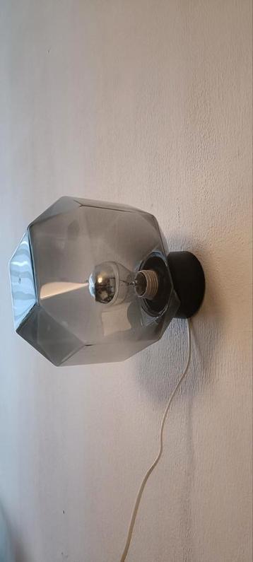 Grijze kunststof wandlamp met lichteffect beschikbaar voor biedingen