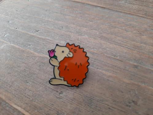 1 leuke pin van een egel met een tulp te koop, Verzamelen, Speldjes, Pins en Buttons, Nieuw, Speldje of Pin, Overige onderwerpen