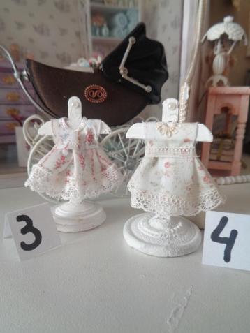 Schattige kinderjurkjes , Poppenhuis 1:12.. (FotoNr F67) * beschikbaar voor biedingen