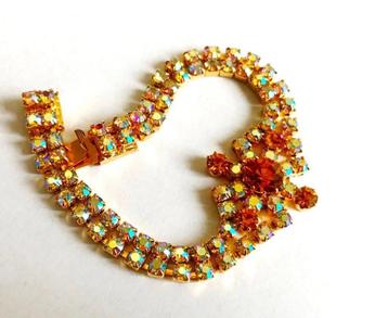 Prachtige soepele Aurora Borealis Armband in klauwzetting beschikbaar voor biedingen