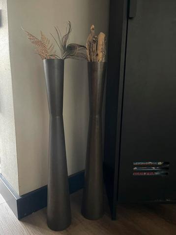 2 leuke khaki leger groene vazen met deco     beschikbaar voor biedingen